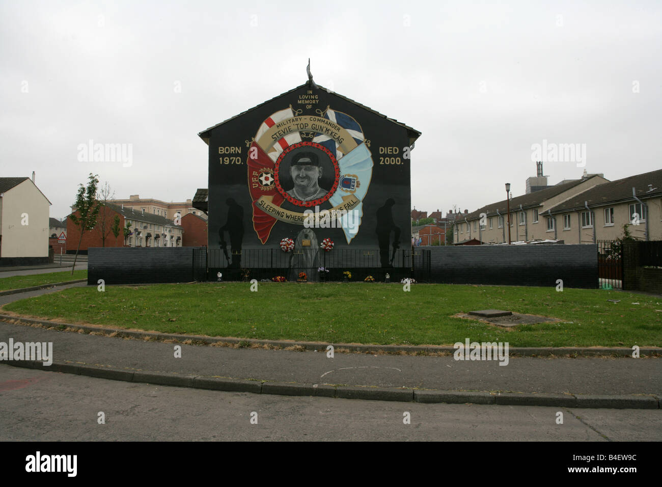 Murale commemorativo di Stevie McKeag, membro dell Ulster combattenti per la libertà, a Belfast, Irlanda del Nord, Regno Unito. Foto Stock