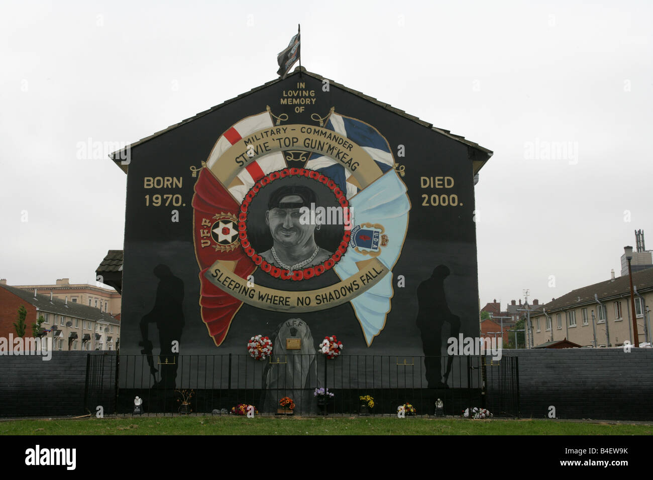 Murale commemorativo di Stephen McKeag, membro dell Ulster combattenti per la libertà, a Belfast, Irlanda del Nord, Regno Unito. Foto Stock