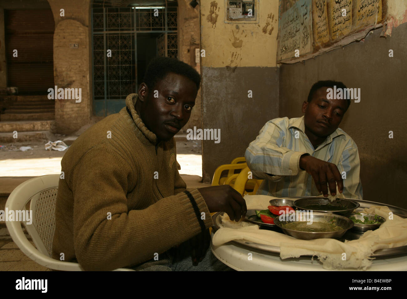 I profughi sudanesi mangiare al ristorante, Il Cairo, Egitto Foto Stock