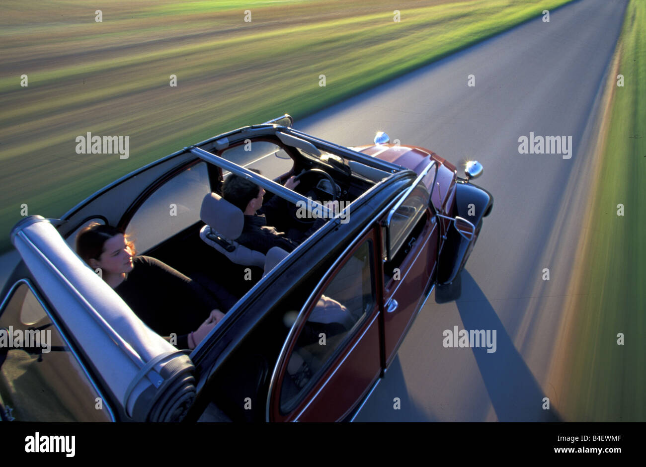 Auto Citroen 2CV Charleston, berlina, anno modello 1980-1989, vecchia auto, rosso-nero, durante la guida su strada, country road, diagonale posteriore, Foto Stock