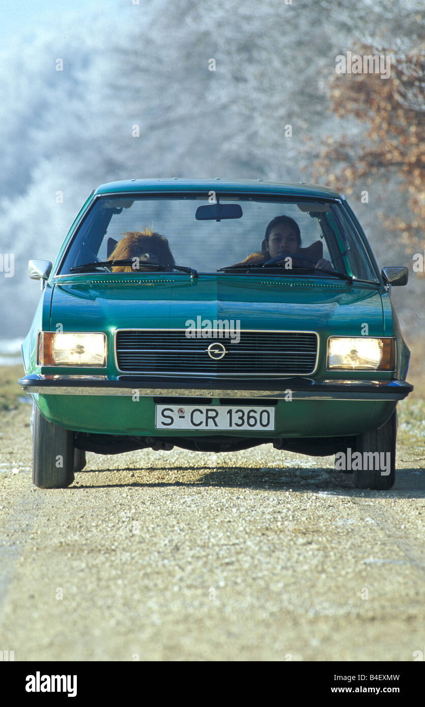 Auto Opel Rekord D 2000 Caravan, carro, anno modello 1972-1977, vecchia auto, verde, la guida, la vista frontale, strada, strada di campagna Foto Stock