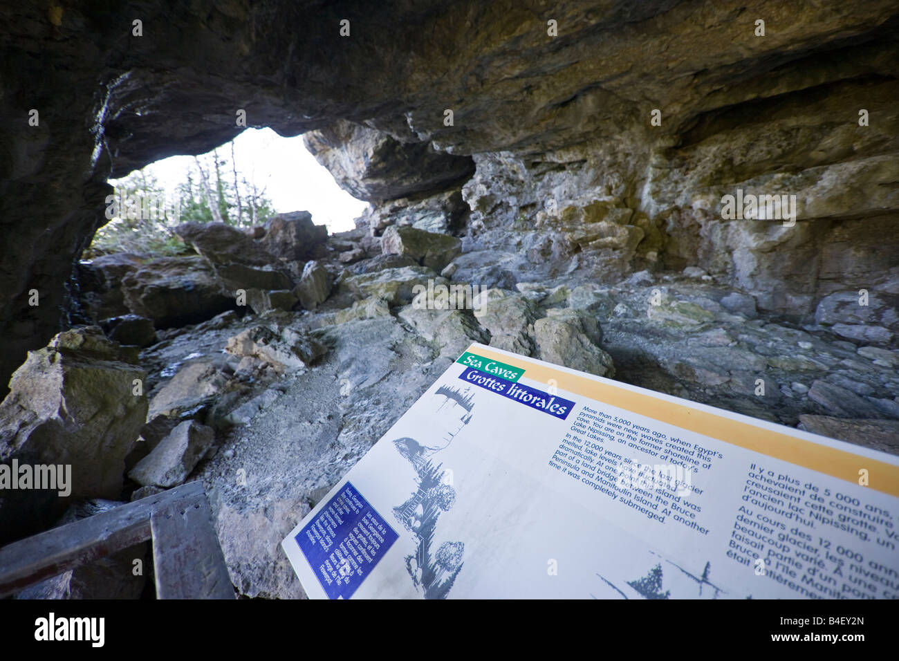 Grotta marina e segno interpretative sul vaso di fiori isola in Fathom cinque National Marine Park, Lago Huron, Ontario, Canada. Foto Stock