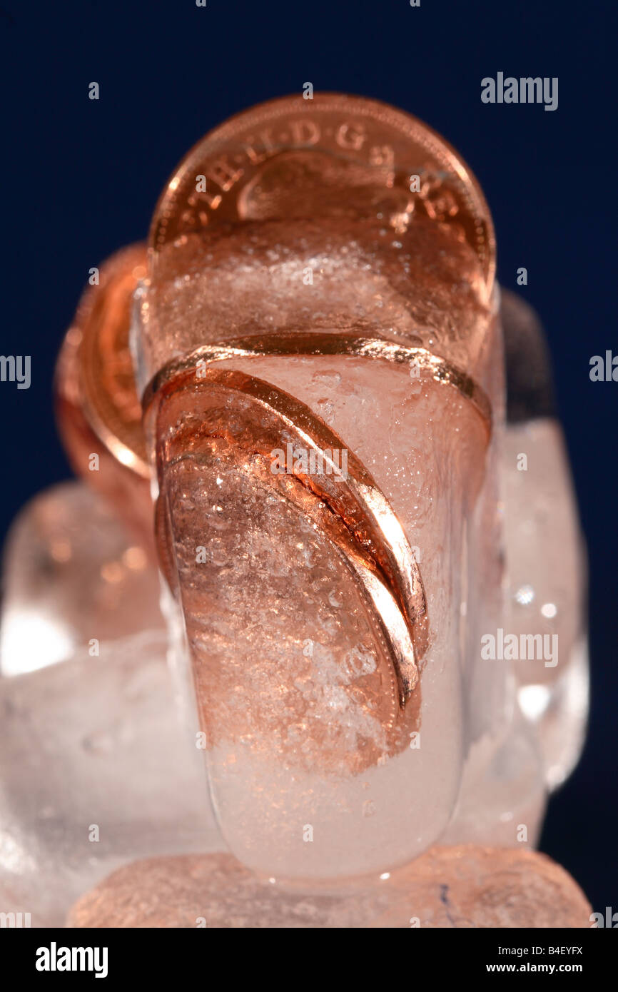 Asset congelati coin denaro contante in blocco di ghiaccio finanziaria il concetto di congelamento Foto Stock