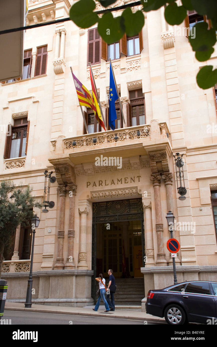 Palma Maiorca Isole Baleari Spagna bandiere di Mallorca Spagna e UE volare al di fuori del Palazzo del Parlamento Foto Stock