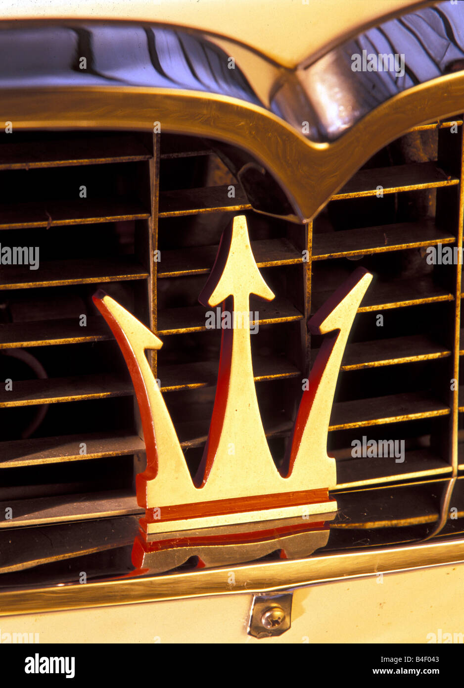 Auto Maserati Mexiko, auto d'epoca, anni sessanta anni sessanta, Coupé, Coupe, bianco, dettaglio, dettagli, radiatore, cappuccio, grill, logo, techn Foto Stock