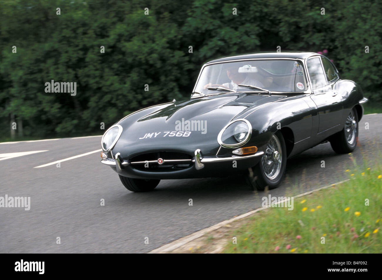 Auto, Jaguar E-Type Serie I, auto d'epoca, anno modello 1961-1968, degli anni sessanta anni sessanta, Coupé, Coupe, verde scuro e di guida, Diagonal davanti Foto Stock