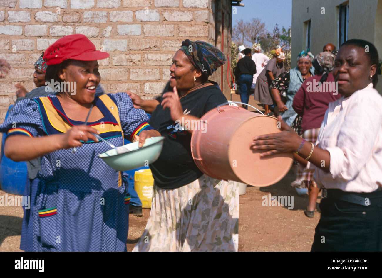 Gli abitanti di un villaggio di ballo, la riproduzione di musica con benne  e bocce, Sud Africa Foto stock - Alamy
