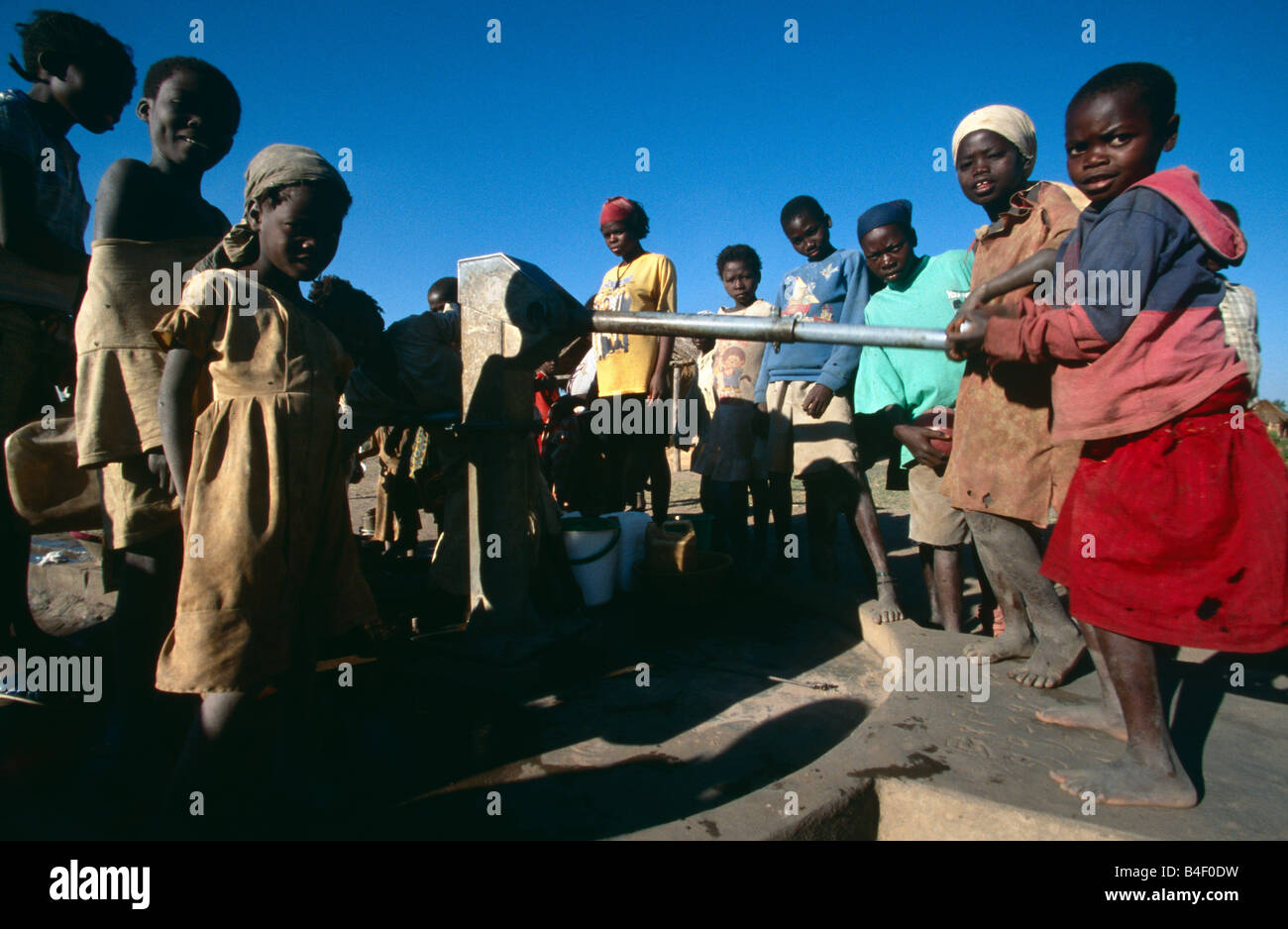 Bambini che raccolgono acqua a sfollati camp, Angola Foto Stock