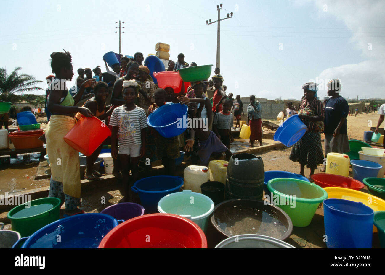 Persone in attesa di raccogliere acqua in un accampamento in Angola. Foto Stock