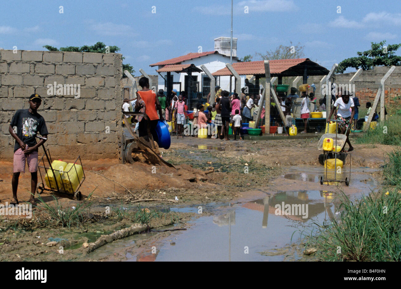 La gente la raccolta di acqua a sfollati camp, Angola Foto Stock