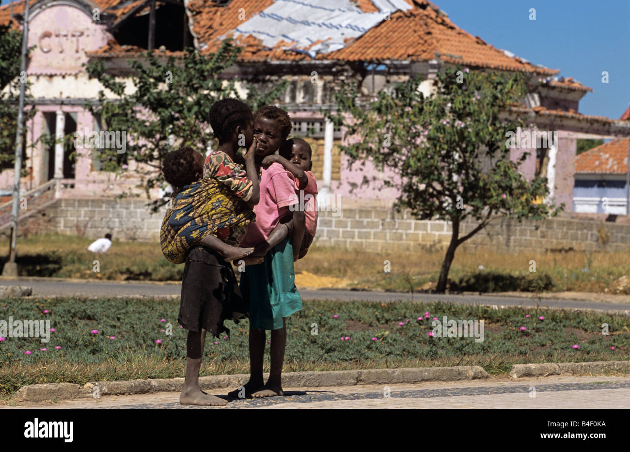 Bambini senzatetto spostata e la cura per i loro fratelli più giovani sulla strada, Angola Foto Stock