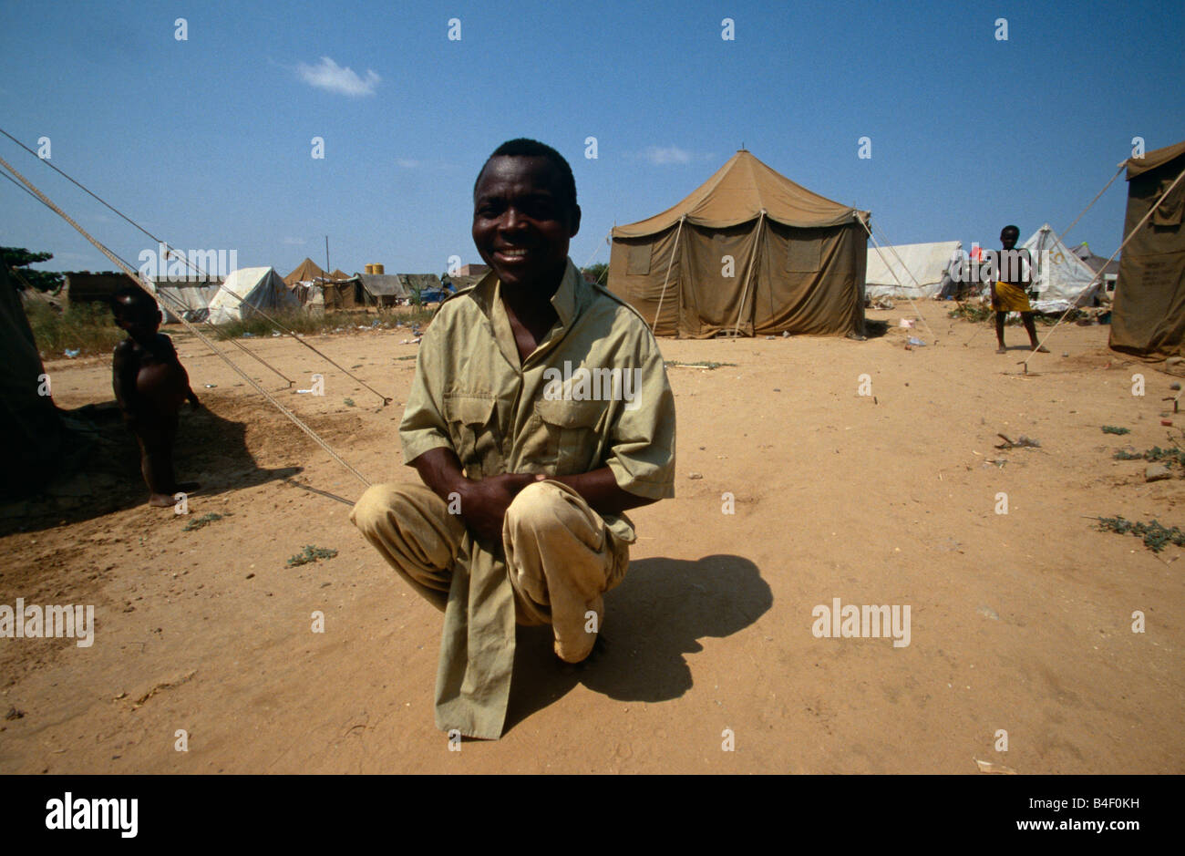 Ritratto di uomo con altre persone a sfollati camp, Angola Foto Stock