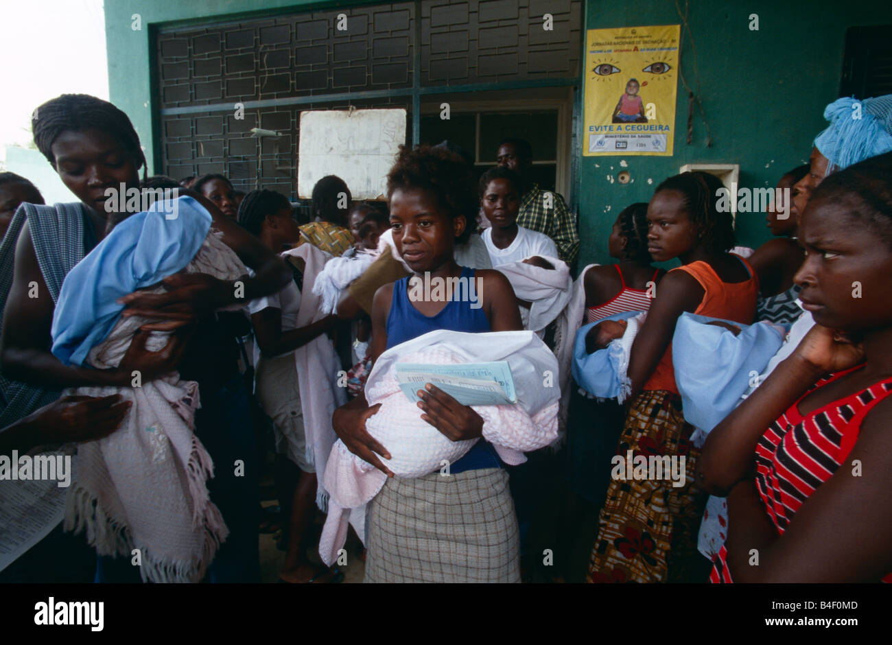 Le madri che trasportano i bambini in attesa di armi al centro di salute, Angola Foto Stock