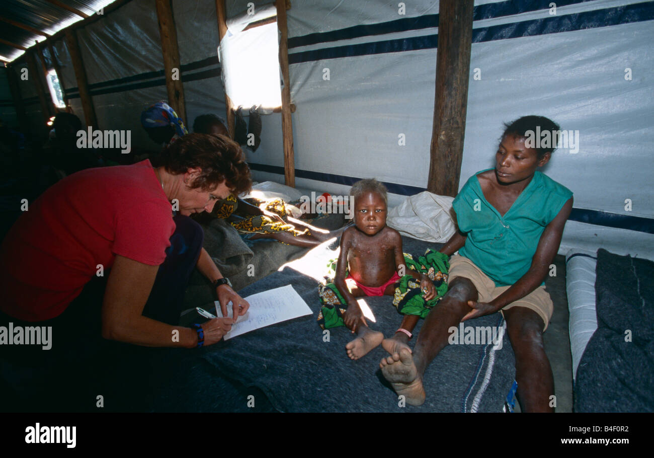 Medico con la madre e il bambino nel centro di salute, Angola Foto Stock