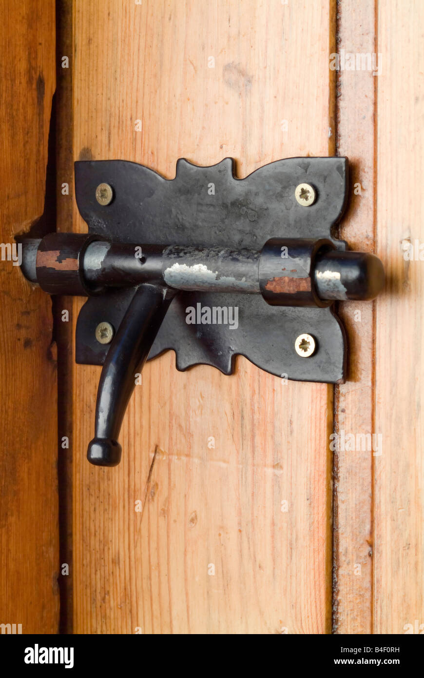 Vecchia serratura grunge su una sporca vecchia porta di legno Foto Stock
