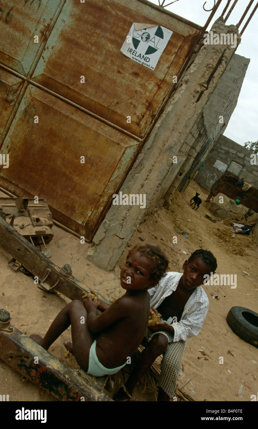 I bambini sfollati a camp supportato dalla ONG 'cura' in devastate dalla guerra in Angola. Foto Stock