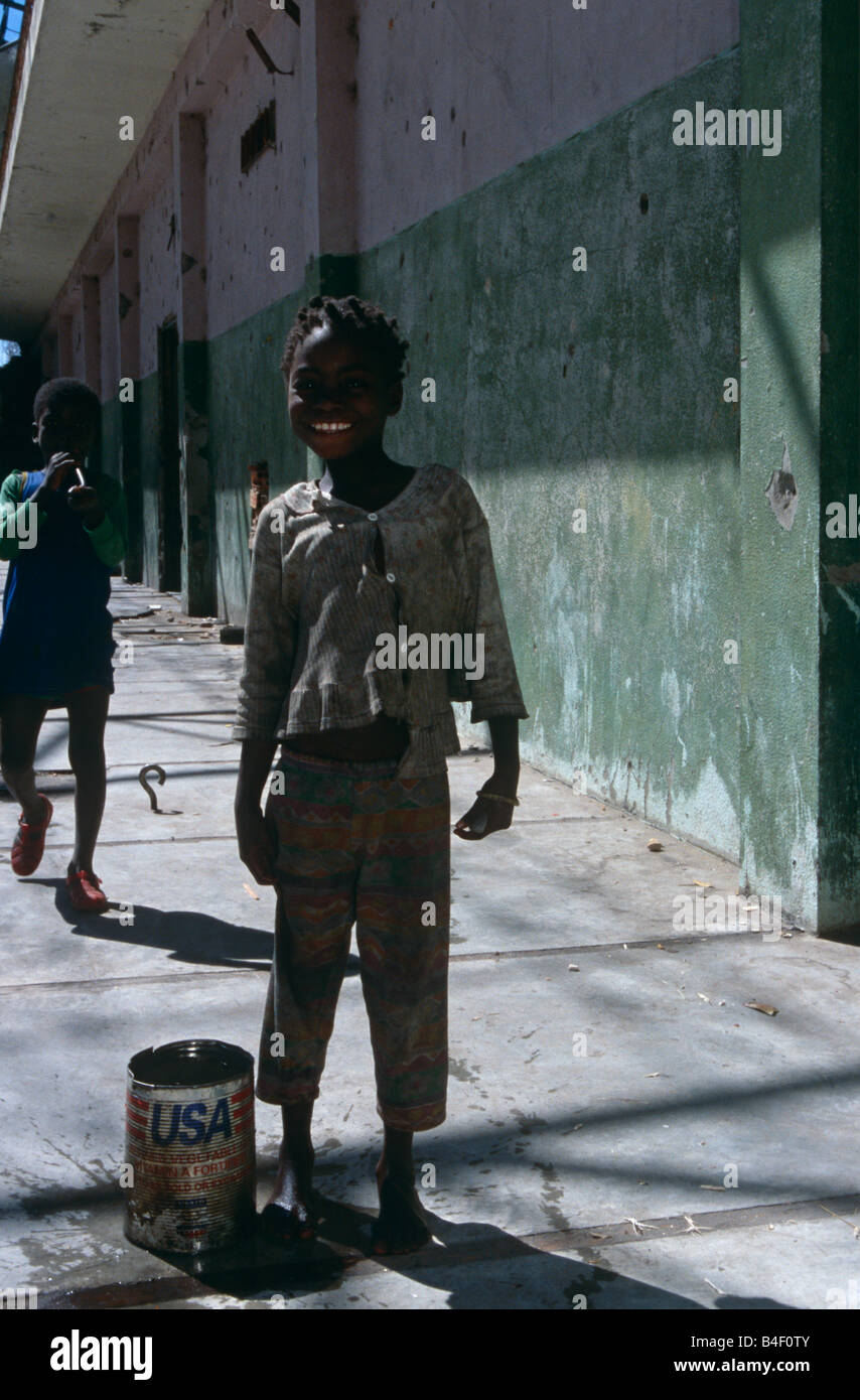 Bambini sfollati con sorriso sicuro, Angola Foto Stock