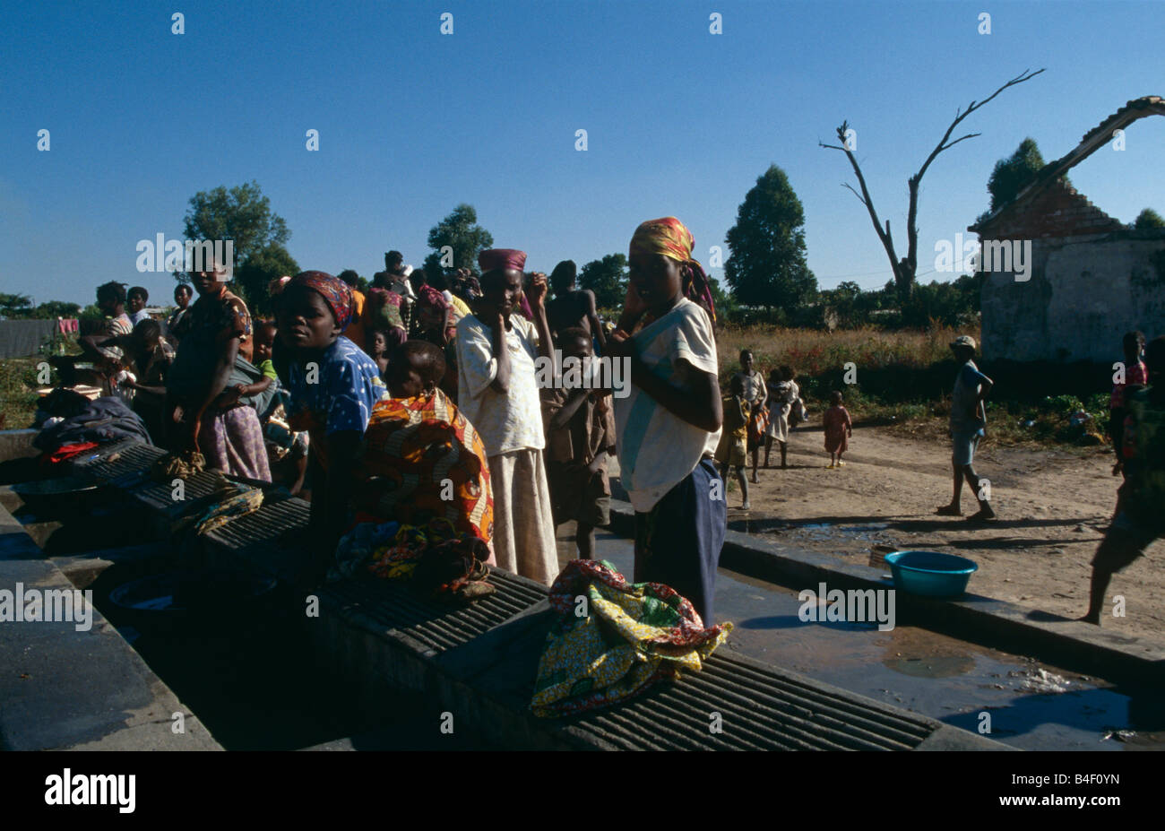 Gli sfollati a lavare i panni in un accampamento in Angola. Foto Stock