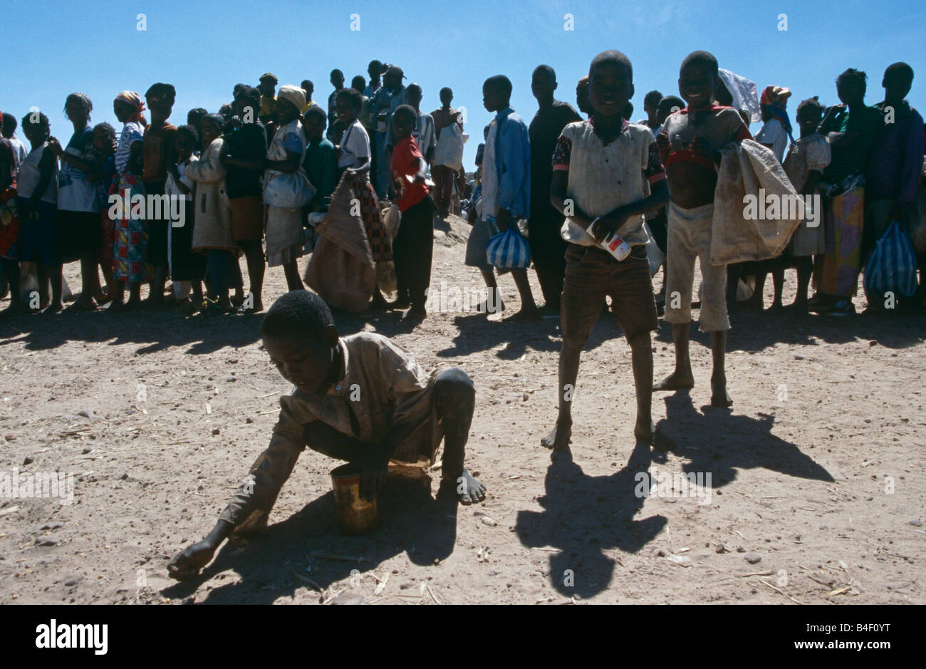 Gli sfollati in coda per gli aiuti ricevuti in un accampamento in Angola. Foto Stock