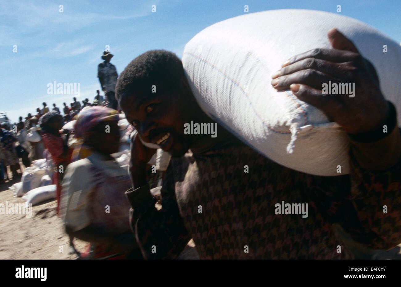 Persone che trasportano gli aiuti a un camp in Angola. Foto Stock