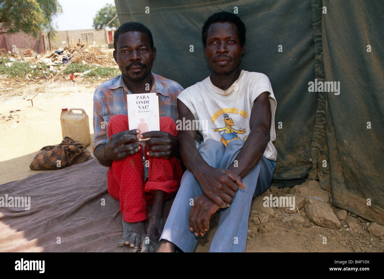 Spostate gli uomini in un accampamento in Angola. Foto Stock