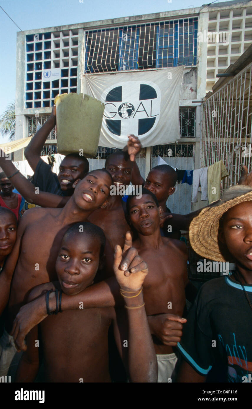 Ragazzi la raccolta di acqua a scopo di ONG acqua sito aiuto, Angola Foto Stock