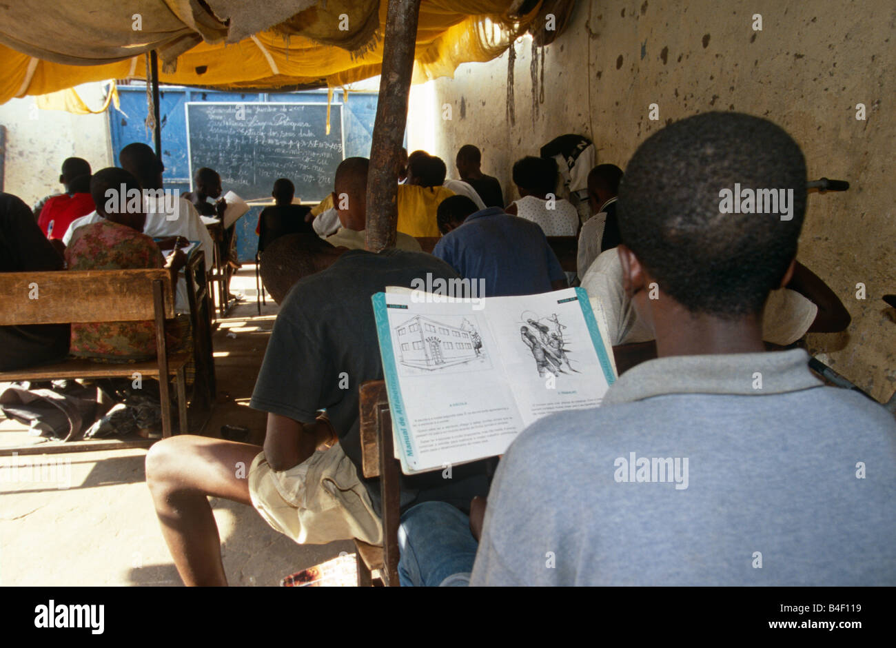 Gli studenti che studiano in aula di fortuna, Angola Foto Stock