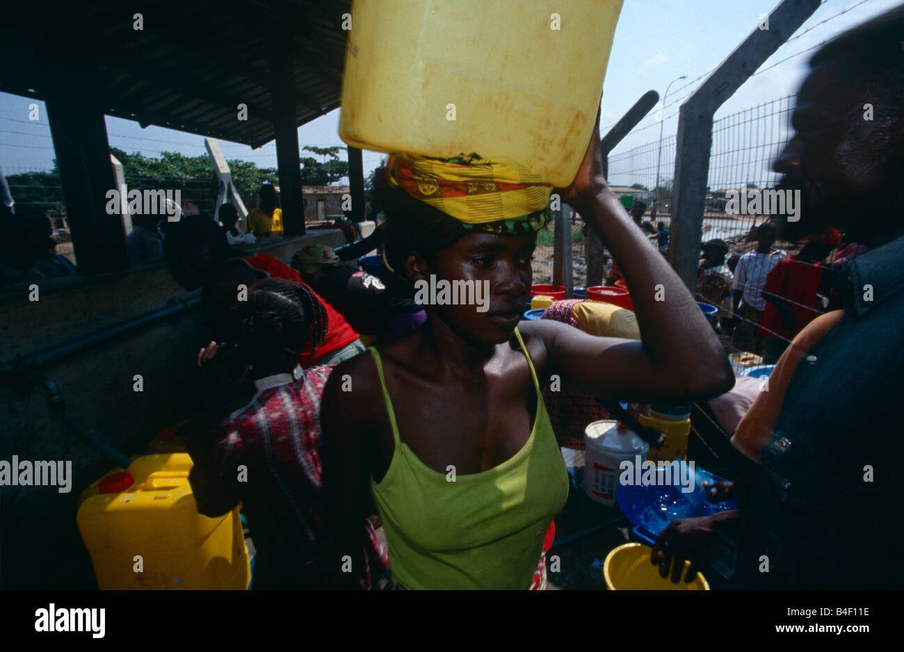Gli sfollati a raccogliere acqua in un accampamento in Angola. Foto Stock