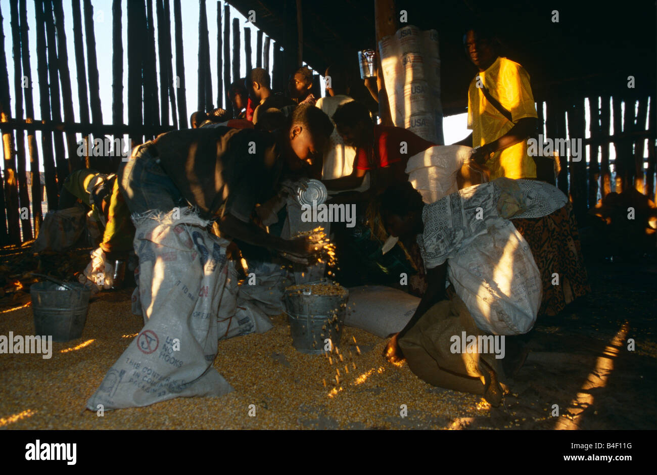 La distribuzione di cibo per gli sfollati a camp in devastate dalla guerra in Angola. Foto Stock