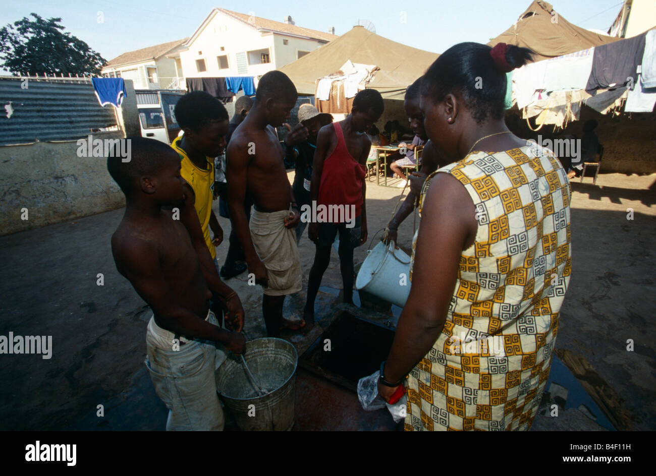 Gli adolescenti in un campo per sfollati in Angola. Foto Stock