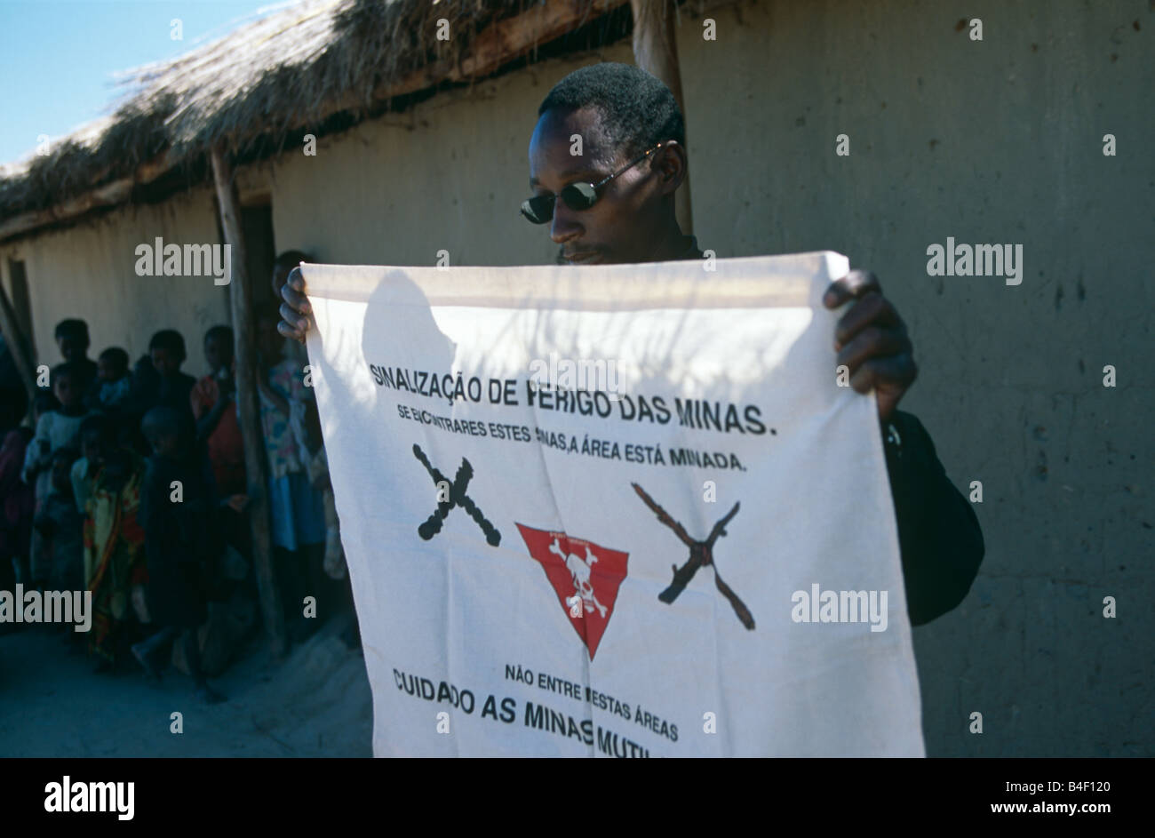 Mina la consapevolezza a sfollati camp, Angola Foto Stock