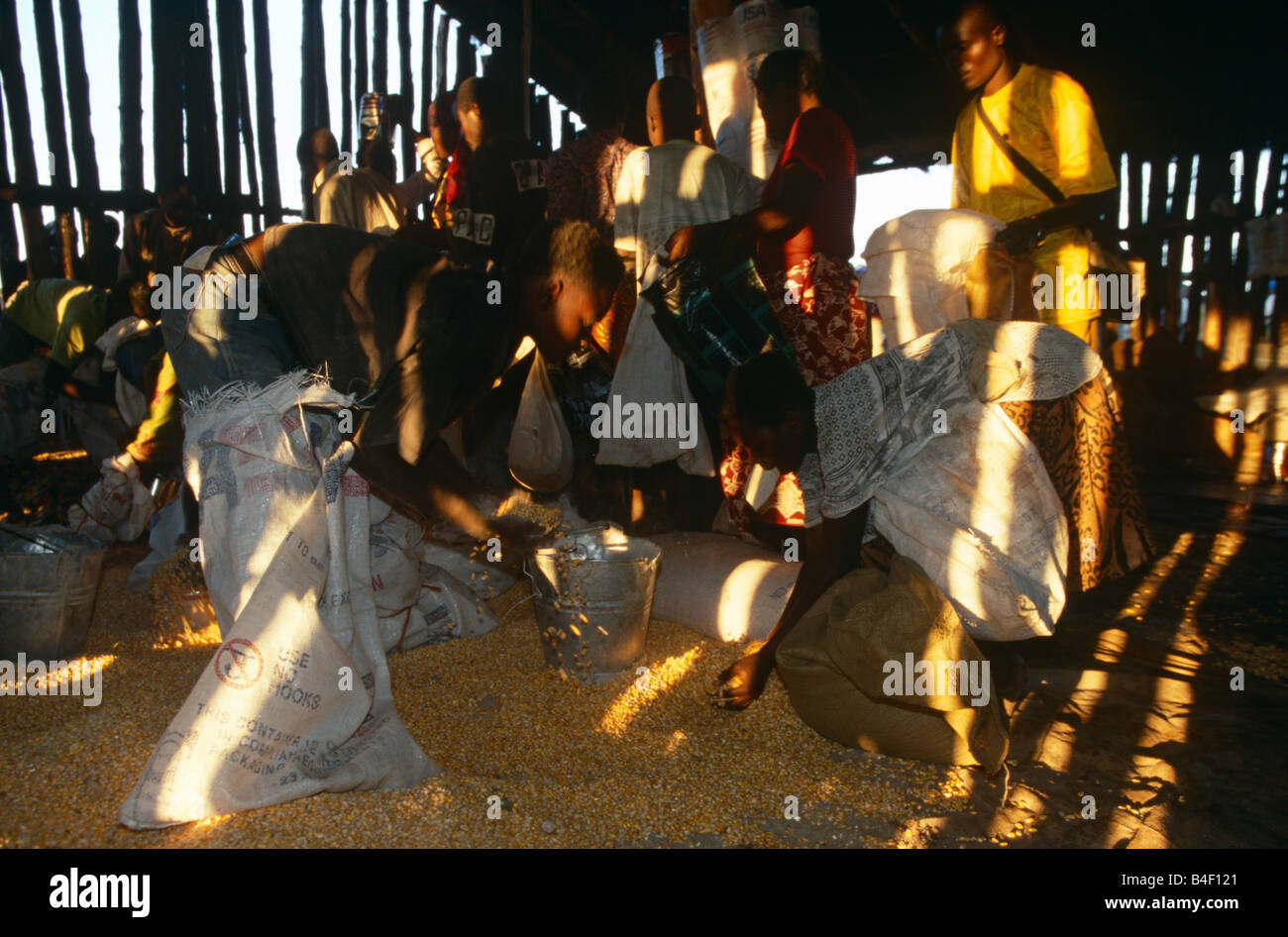 La distribuzione di cibo per gli sfollati a camp in devastate dalla guerra in Angola. Foto Stock