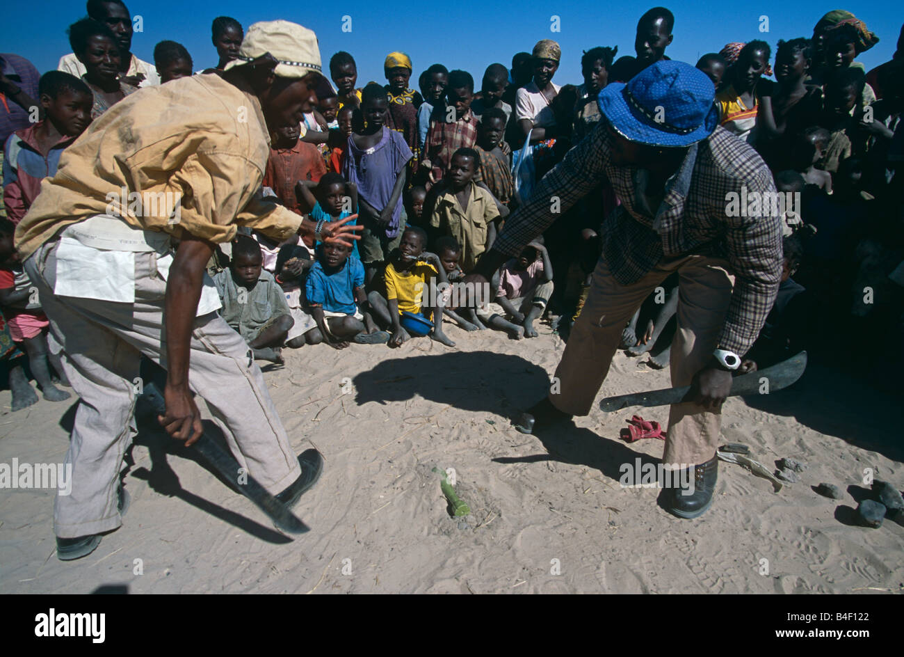La consapevolezza delle mine a sfollati's camp in devastate dalla guerra in Angola. Foto Stock