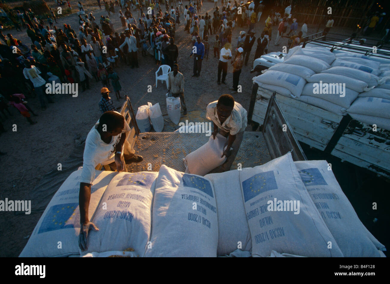 Di forniture di soccorso per gli sfollati a camp in devastate dalla guerra in Angola. Foto Stock