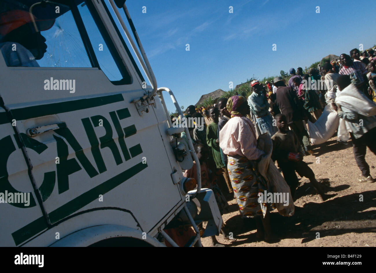 La distribuzione degli aiuti da ONG a cura di un campo per sfollati in Angola. Foto Stock
