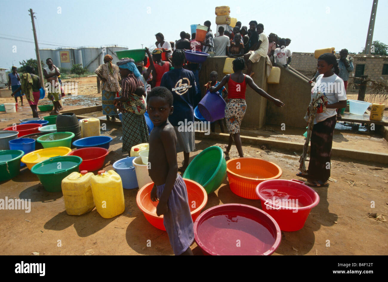 Approvvigionamento di acqua a sfollati's camp in Angola. Foto Stock