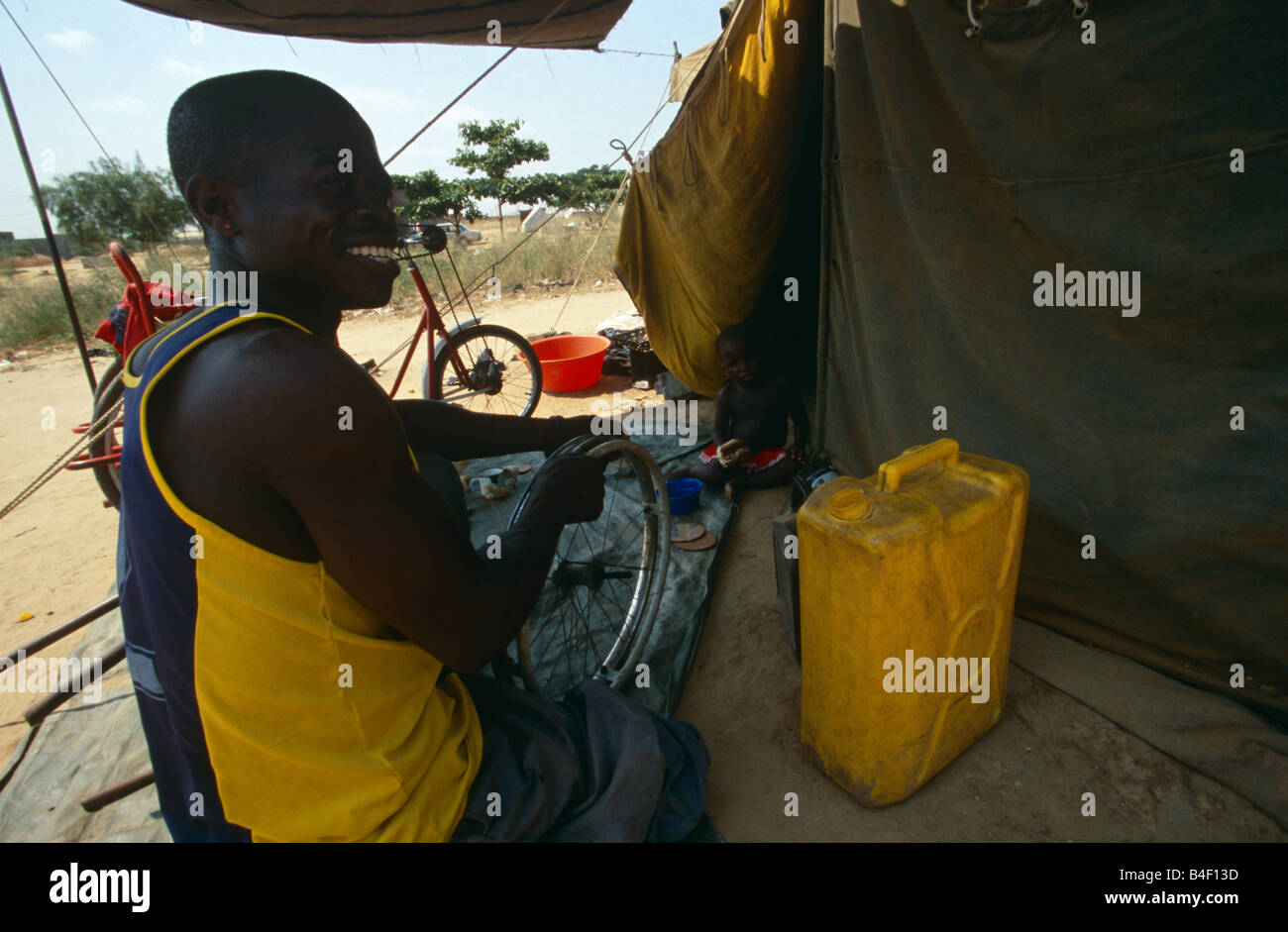 Gli sfollati a camp in Angola. Foto Stock