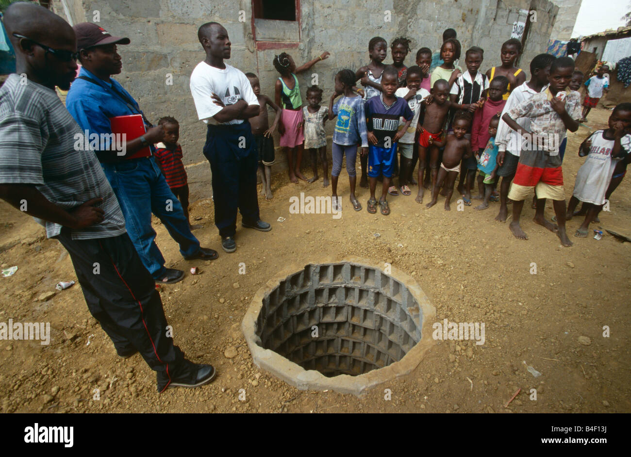 Obiettivo delle ONG cesspit del progetto di costruzione a sfollati camp, Angola Foto Stock