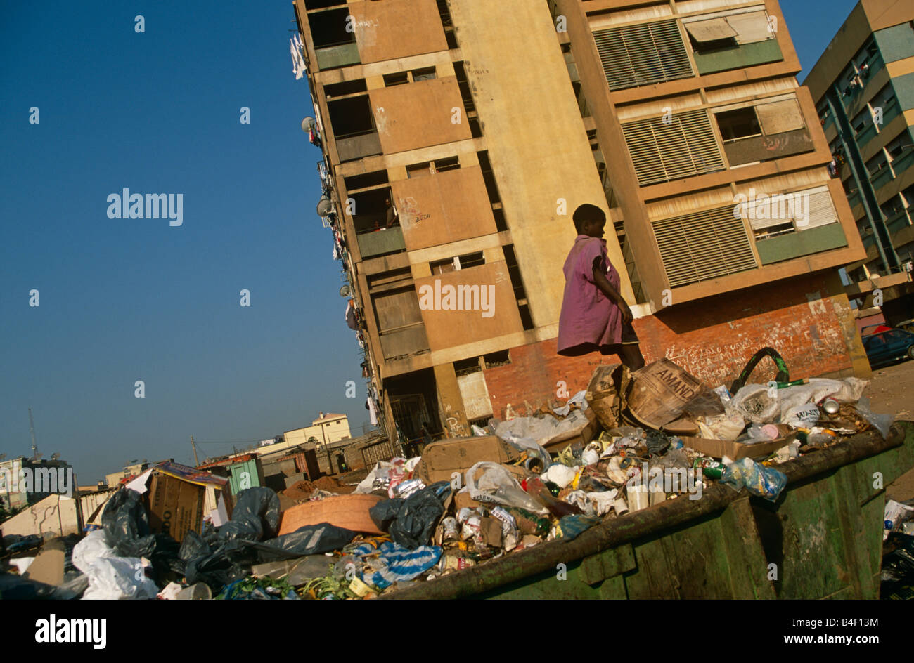 Di scavenging del ragazzo sulla discarica sulla strada, Angola Foto Stock