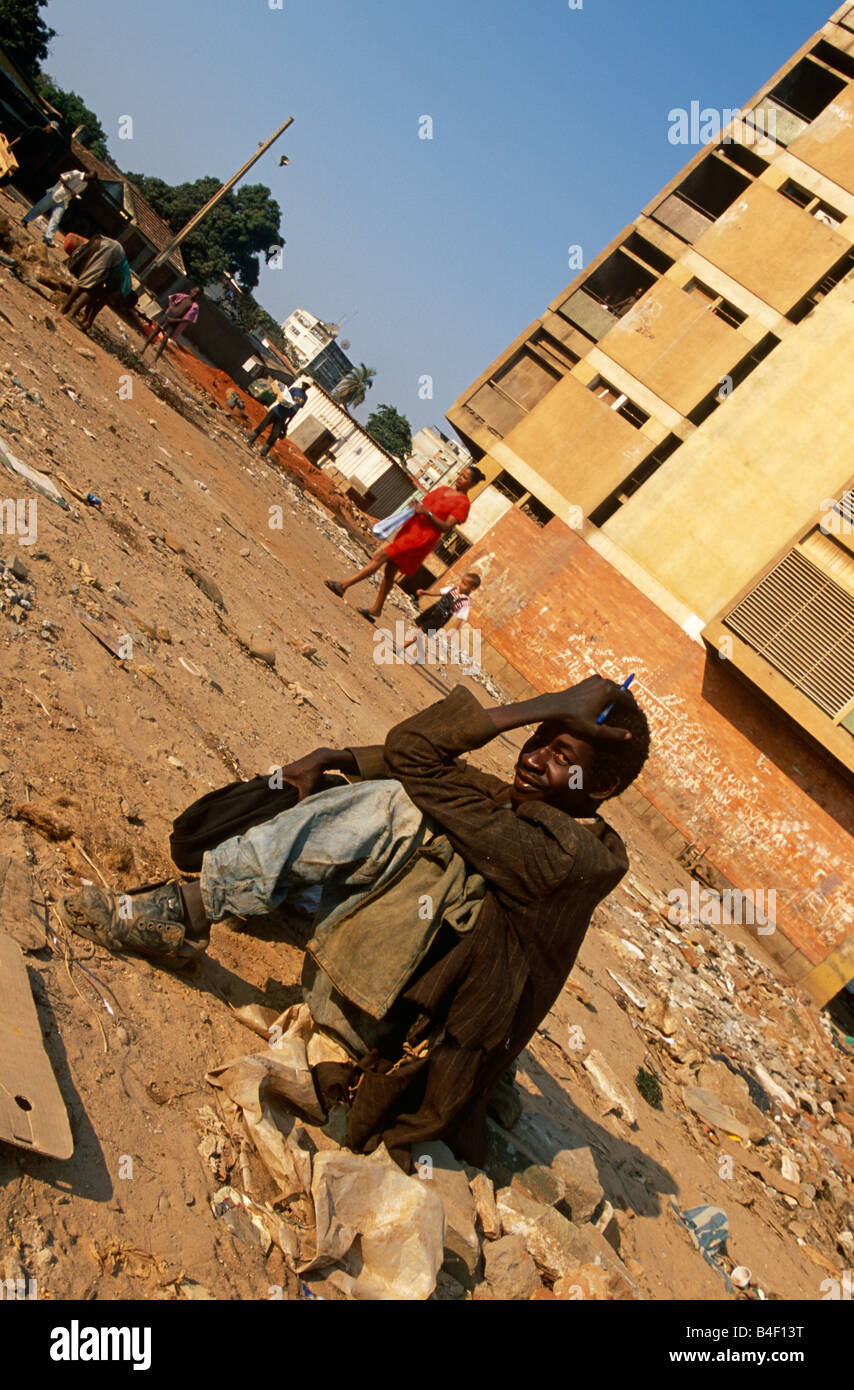 Senzatetto spostato l'uomo cerca persa sul terreno, Angola Foto Stock