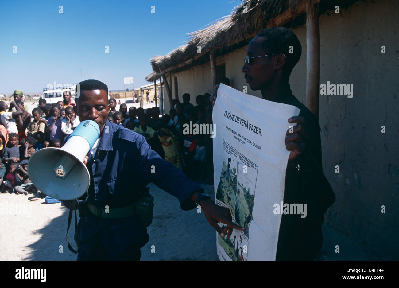 Mina la consapevolezza a sfollati's camp, Angola Foto Stock
