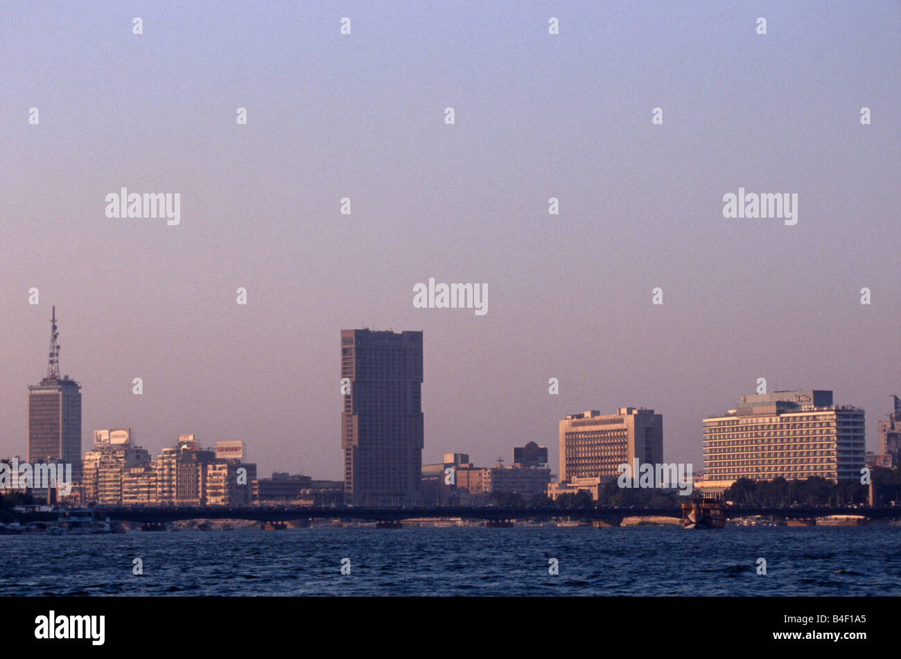 Skyline della città lungo il fiume Nilo al Cairo, Egitto Foto Stock