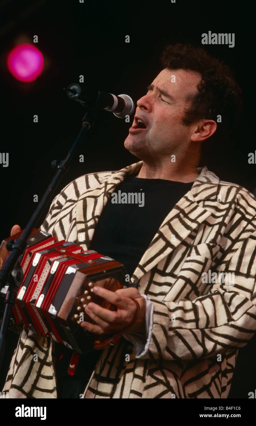 South African musicista Johnny Clegg esibirsi sul palco. Foto Stock