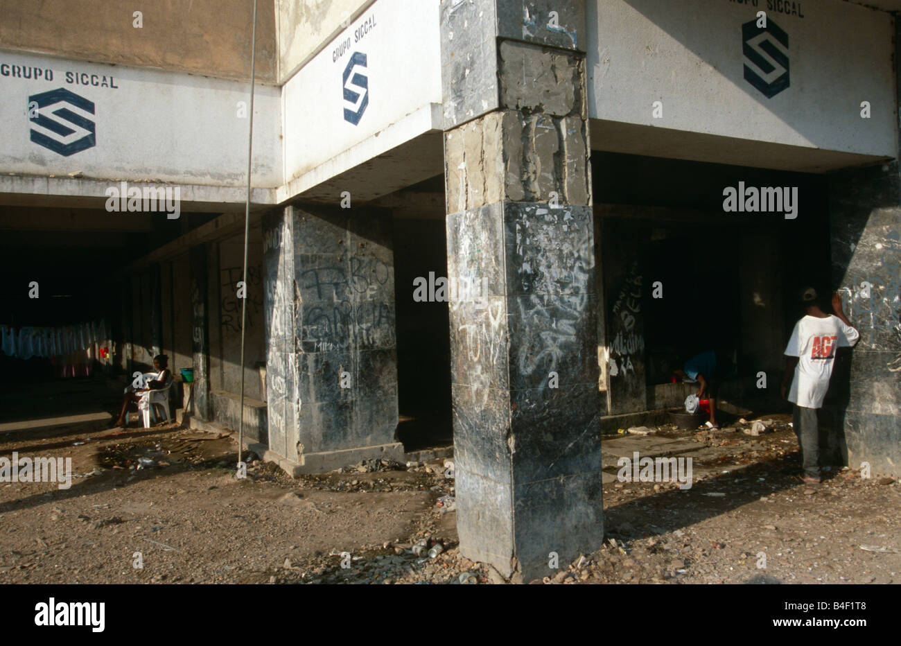 La guerra civile postumi, senzatetto rifugiandosi nelle ombre del edificio abbandonato, Angola, Africa Foto Stock