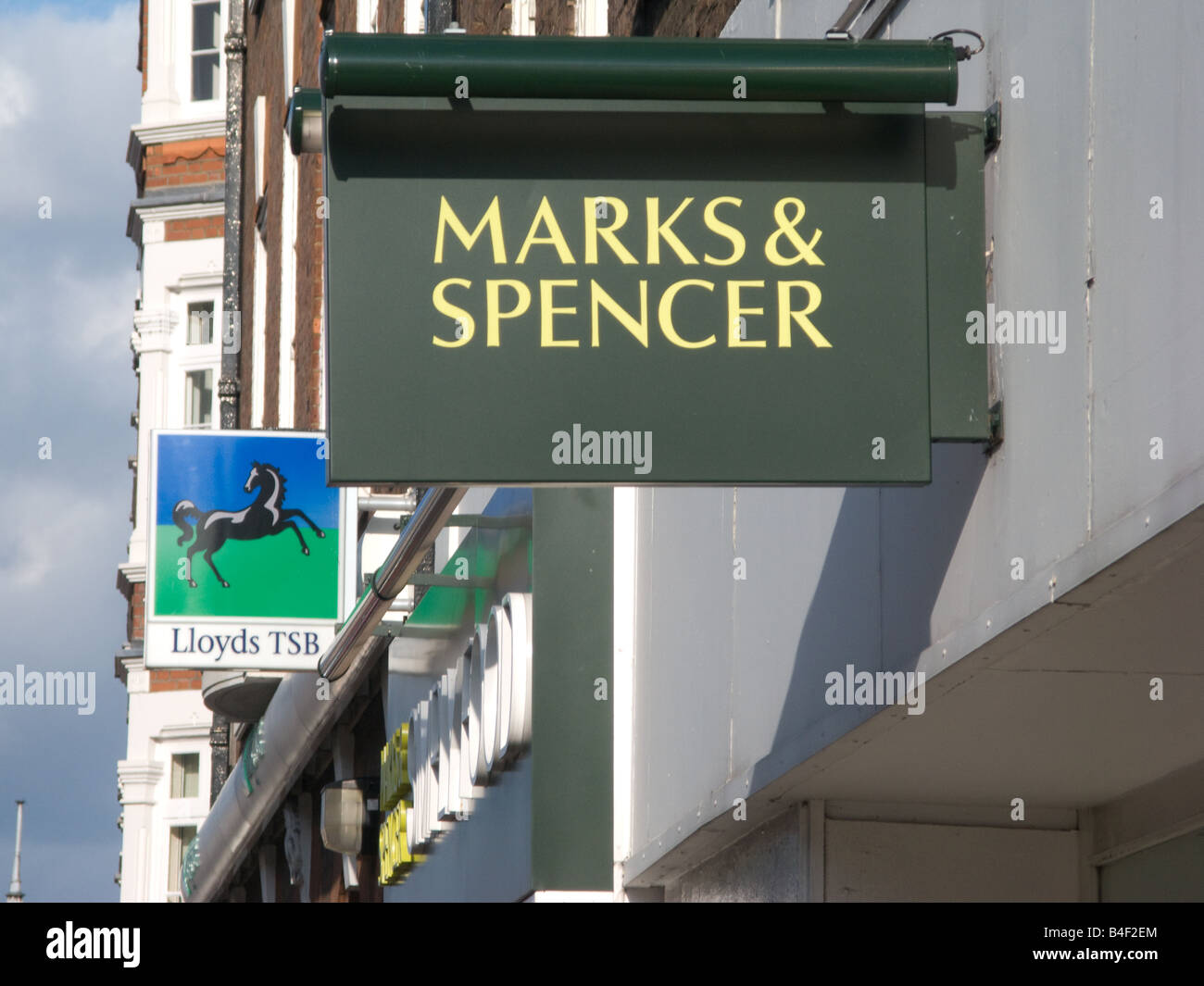 Marks & Spencer shop segno e Lloyds TSB Bank accedi street Foto Stock