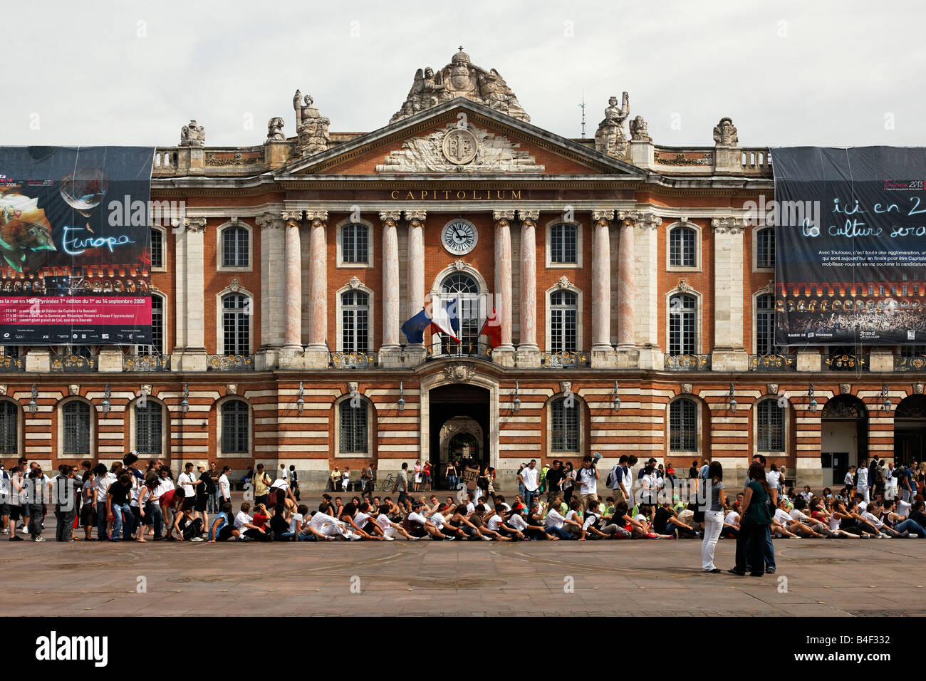 Studenti francesi al di fuori di Toulouse Capitolium Foto Stock