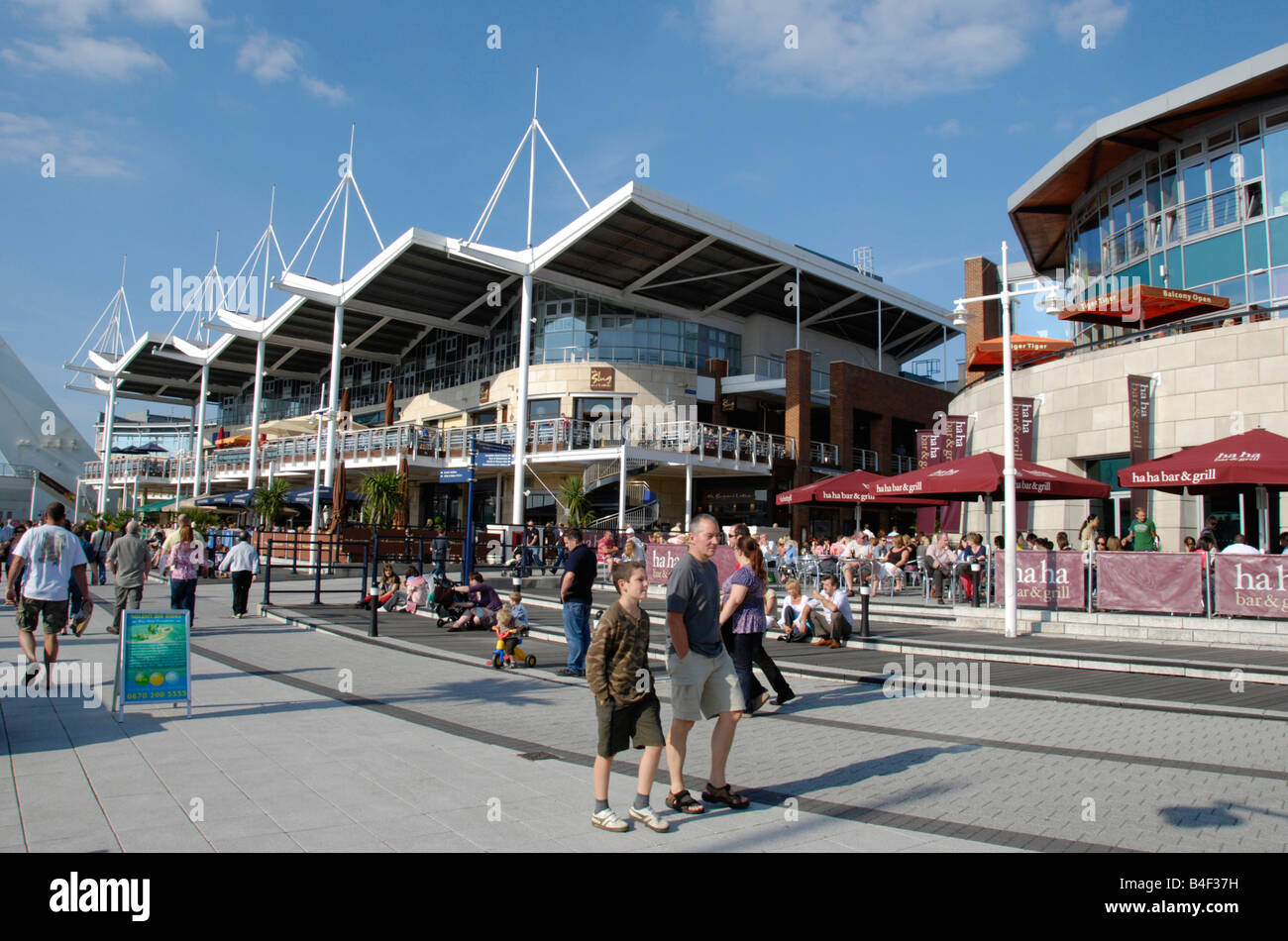 Gunwharf Quays negozi e caffetterie Portsmouth Hampshire Inghilterra Foto Stock