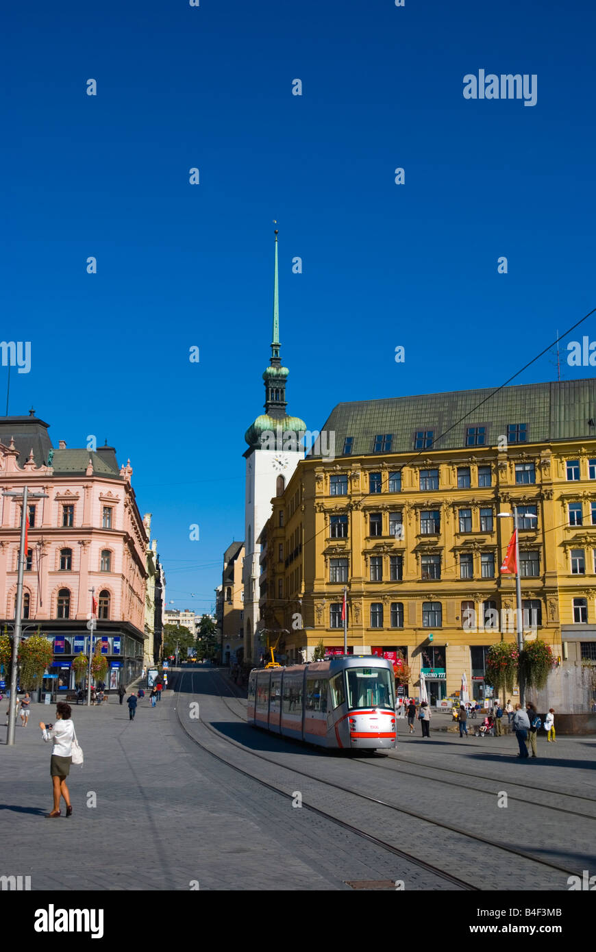 Il tram che passa attraverso Svobody namesti la piazza principale di Brno in Repubblica Ceca Europa Foto Stock