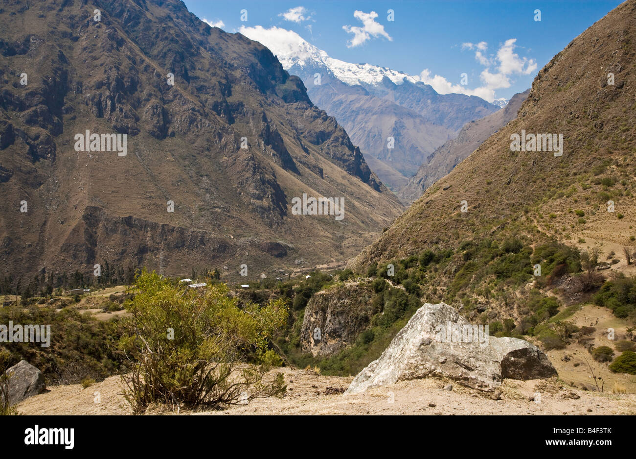 Vista dal Cammino Inca o Camino Inka oltre le Ande in Perù il primo giorno uno dei quattro giorni di trekking Foto Stock