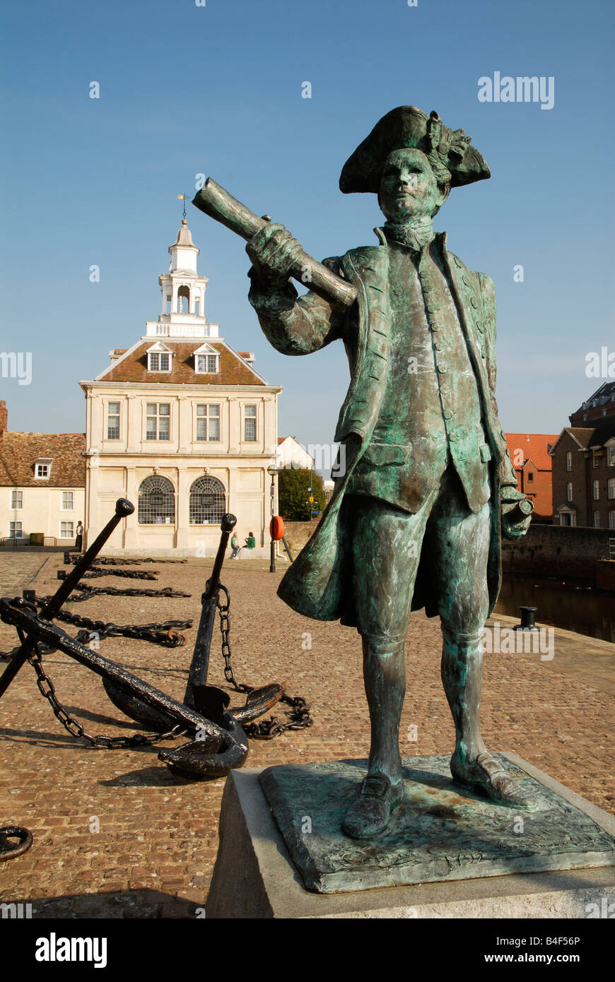 Statua di il Capitano George Vancouver al di fuori della casa doganale in King s lynn norfolk 2008 Foto Stock